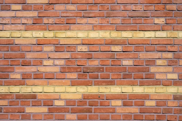 Fundo Uma Parede Tijolo Vermelho Com Listras Amarelas — Fotografia de Stock