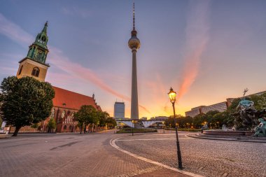 Berlin 'deki boş Alexanderplatz, güneş doğmadan önce.