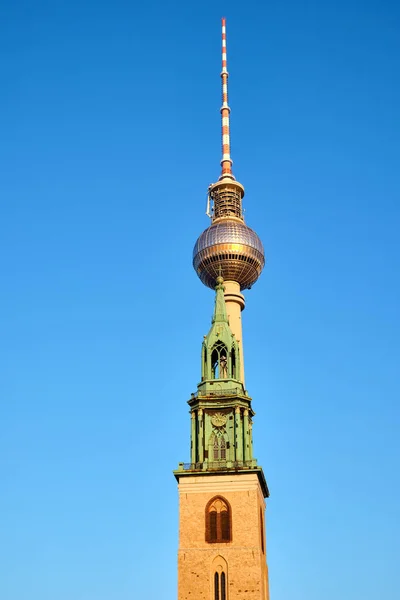ベルリンのアレキサンダー広場にある有名なテレビ塔とマリエンキルシュの塔 — ストック写真