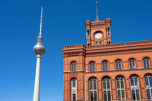 著名的电视塔和柏林市政厅在晴朗的蓝天前 — 图库照片