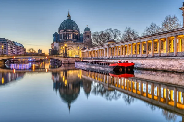 Der Berliner Dom Auf Der Museumsinsel Vor Sonnenaufgang — Stockfoto