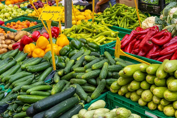 Gurken Paprika Und Anderes Gemüse Zum Verkauf Auf Einem Markt — Stockfoto