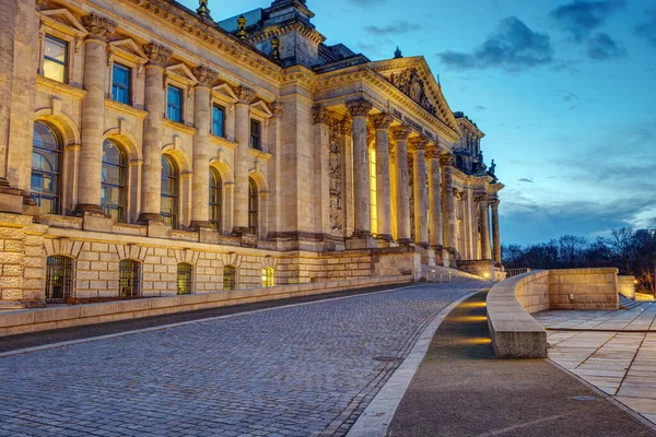 Híres Berlini Reichstag Bejárata Hajnalban — Stock Fotó