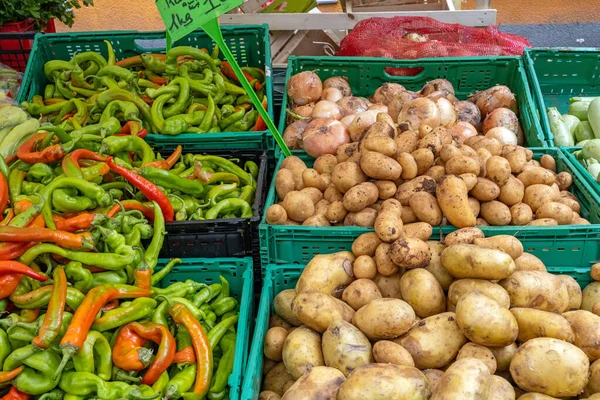 Chili Peppers Potatoes Onions Sale Market — Stock Photo, Image