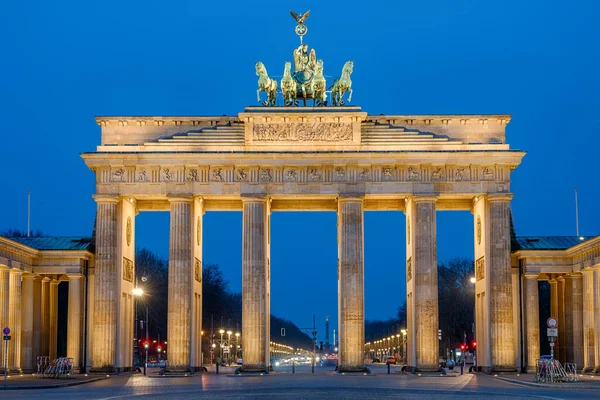 Şafakta Berlin Deki Brandenburg Kapısı — Stok fotoğraf