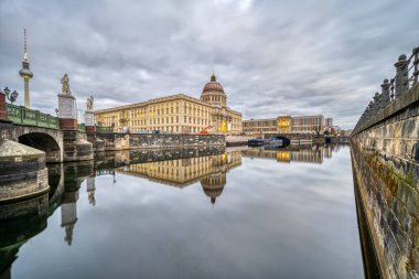 Alacakaranlıkta televizyon kulesiyle yeniden inşa edilen Berlin Şehir Sarayı.