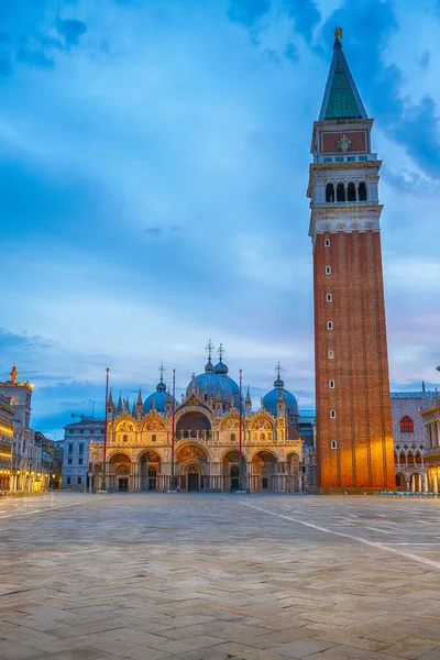 威尼斯的圣马可广场 有钟塔和黎明大教堂 — 图库照片