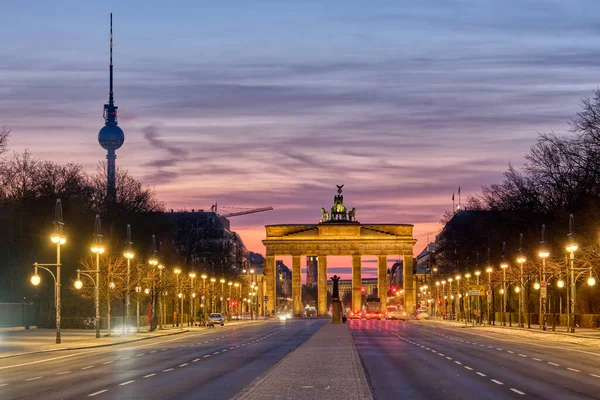 Híres Berlini Brandenburgi Kapu Televízió Toronnyal Napkelte Előtt — Stock Fotó
