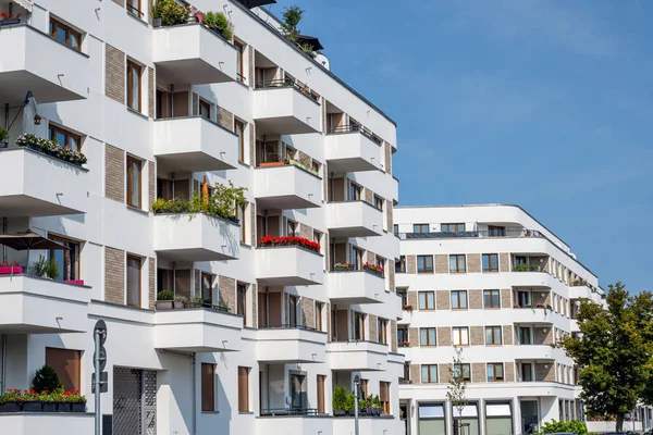 Moderna Flerfamiljshus Sett Berlin Tyskland — Stockfoto