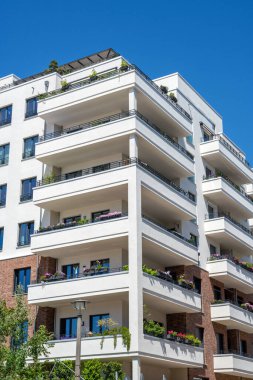 Berlin, Almanya 'da modern beyaz apartman bloğu görüldü