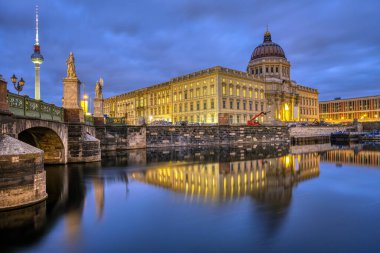 Geceleri televizyon kulesi olan Berlin Şehir Sarayı 'nı yeniden inşa ettiler.
