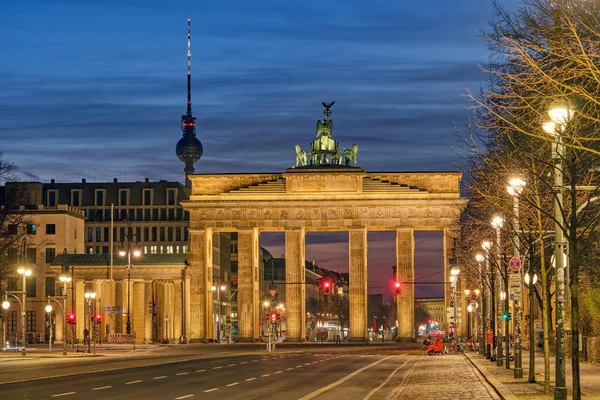 Híres Berlini Brandenburgi Kapu Televízió Toronnyal Hajnalban — Stock Fotó