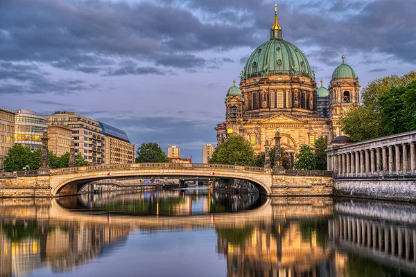 Berlins Katedral Museiön Och Floden Spree Skymningen — Stockfoto