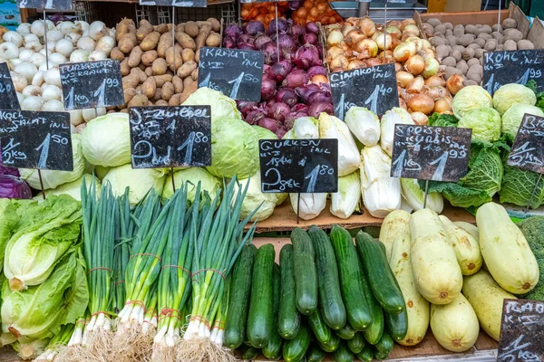 Большой Выбор Овощей Салатов Продажи Рынке — стоковое фото