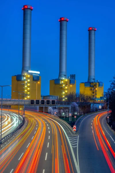 Σταθμός Παραγωγής Ηλεκτρικού Ρεύματος Και Αυτοκινητόδρομος Νύχτα Στο Βερολίνο Γερμανία — Φωτογραφία Αρχείου