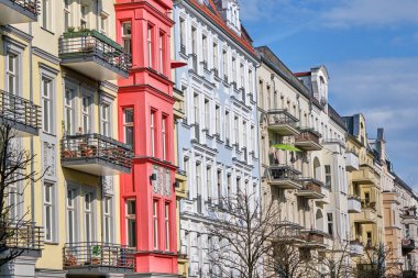 Berlin Prenzlauer Berg 'de yenilenmiş bazı eski apartman binalarının cepheleri.