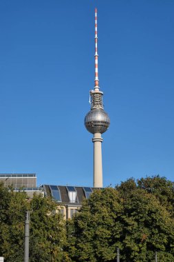 Fernsehturm, Berlins 'in en yüksek binası, berrak mavi gökyüzü
