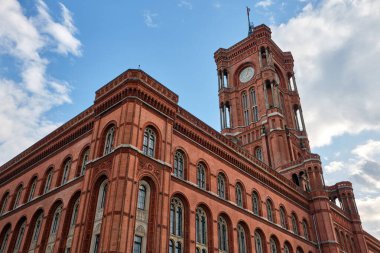 Meşhur Rotes Rathaus, Almanya 'daki Berlin belediye binası. 