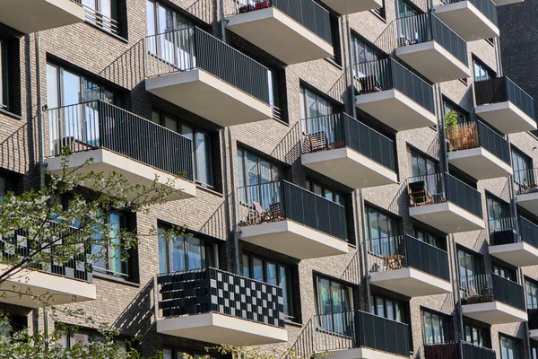 Szczegóły Fasady Nowoczesnego Apartamentowca Wieloma Balkonami — Zdjęcie stockowe