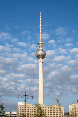 Berlin 'deki Alexanderplatz' daki ünlü TV kulesi.