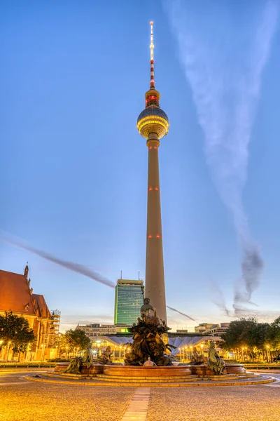 Famoso Berlinés Fernsehturm Con Fuente Neptuno Antes Del Amanecer — Foto de Stock