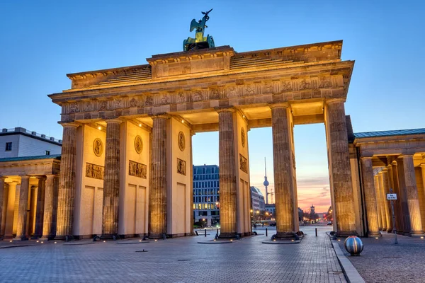 Бранденбургские Ворота Телевизионной Башней Задней Части Восхода Солнца Видели Берлине — стоковое фото