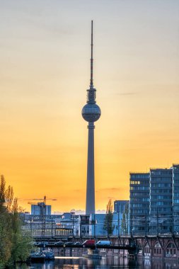 Ünlü Televizyon Kulesi ve nehir. Gün batımında Berlin 'de yayılıyor.