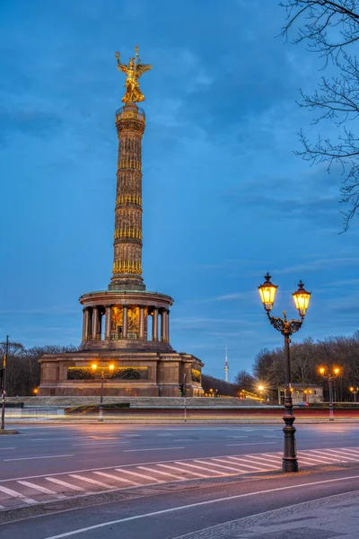 ベルリン ドイツ 夕暮れ時の街路灯と木の枝を持つ有名な勝利の列 — ストック写真