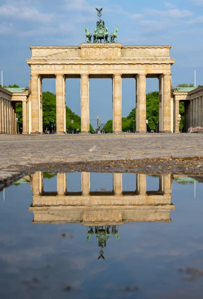 Slavný Brandenburger Tor Berlíně Bez Lidí Odráží Louži — Stock fotografie