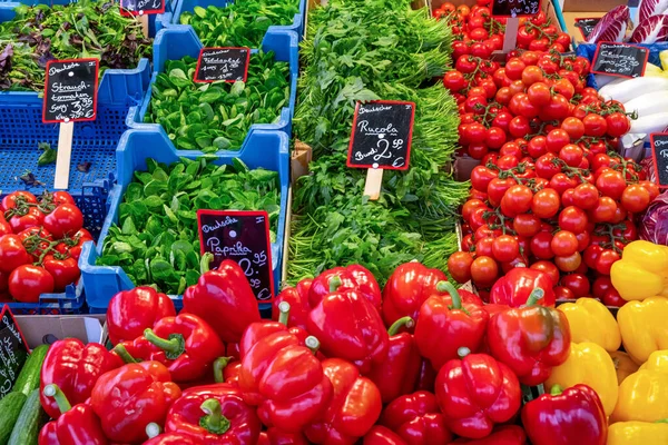 Pimiento Morrón Ensalada Rúcula Tomates Para Venta Mercado —  Fotos de Stock