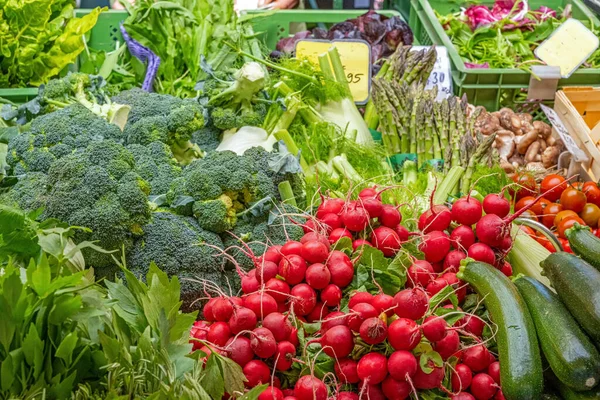 市場での販売のためのサラダと野菜 — ストック写真