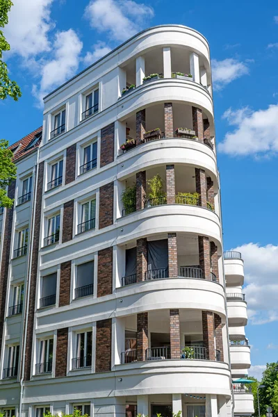 Berlin, Almanya 'da modern beyaz lüks apartman bloğu görüldü