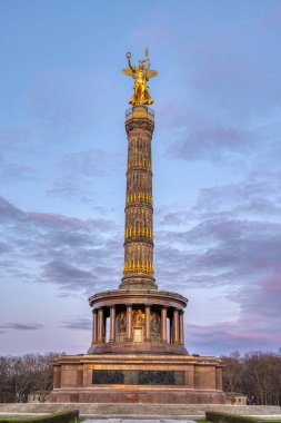 Berlin, Almanya 'daki Tiergarten Zafer Sütunu, gün batımından sonra