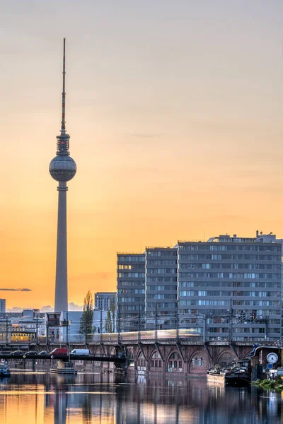 Słynna Wieża Telewizyjna Rzeka Szprewa Berlinie Zachodzie Słońca — Zdjęcie stockowe