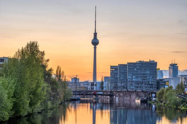 Slavná Televizní Věž Řeka Spréva Berlíně Západu Slunce — Stock fotografie