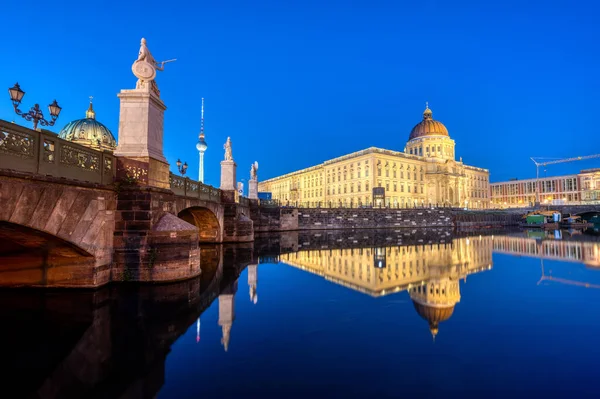 Televizyon kulesiyle yeniden inşa edilen Berlin Şehir Sarayı ve alacakaranlıkta katedralin kubbesi.