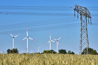 Almanya 'da elektrik hatları ve rüzgar türbinleri görülüyor