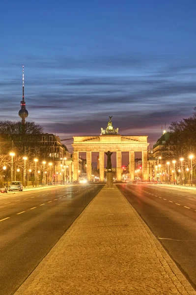 Híres Berlini Brandenburger Tor Television Towerrel Alkonyatkor — Stock Fotó