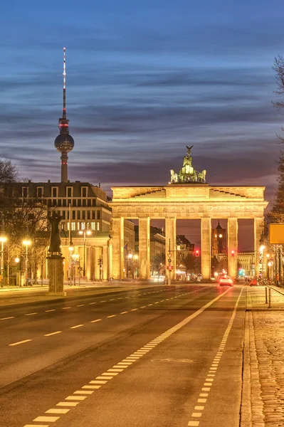 Híres Berlini Brandenburgi Kapu Televízió Toronnyal Alkonyatkor — Stock Fotó
