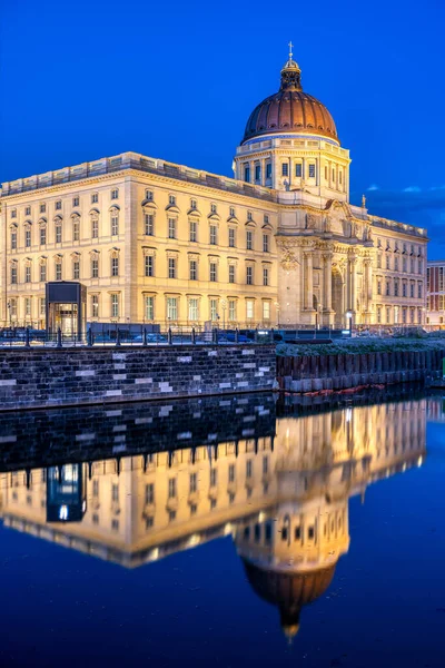 Ricostruito Palazzo Della Città Berlino Notte Riflette Nel Fiume Sprea — Foto Stock