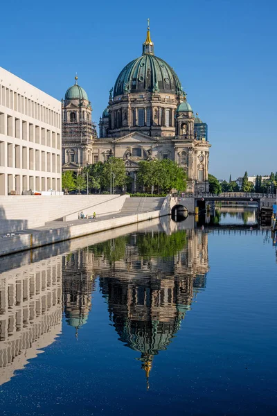 Berlins Katedral Med Det Rekonstruerade Stadspalatset Som Speglas Floden Spree — Stockfoto