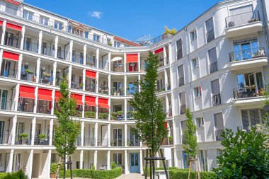 Berlin, Almanya 'da güzel bir avlusu olan modern apartman binası
