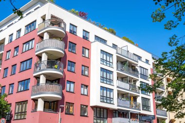 Berlin 'de ağaç dalları olan bir apartman.