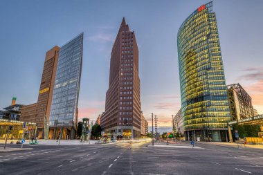 BERLİN, GERMANY - 09 Haziran 2021: Potsdamer Platz modern, yeniden birleşmiş Berlin 'in sembolüdür.