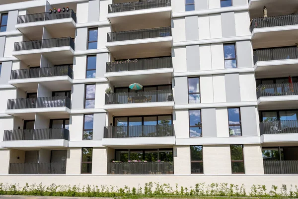 Moderno Edificio Apartamentos Con Grandes Balcones Visto Berlín Alemania — Foto de Stock