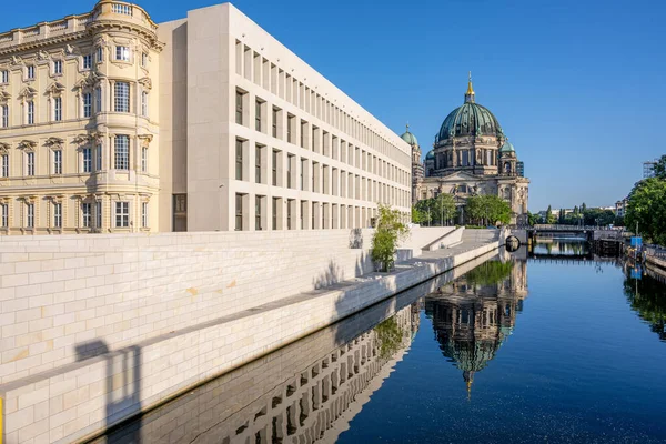 Der Berliner Dom Mit Dem Rekonstruierten Stadtschloss Spiegelt Sich Der — Stockfoto