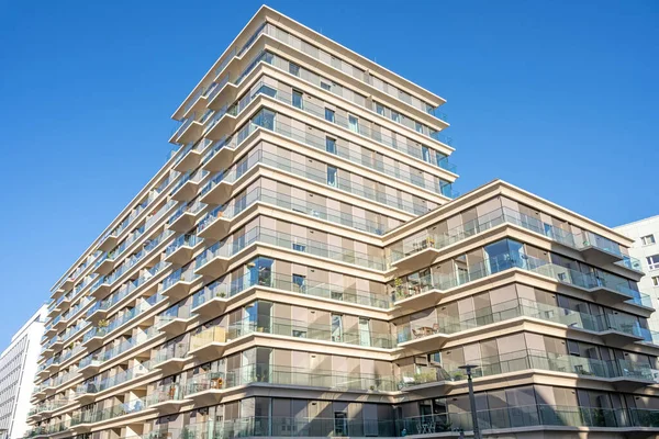 Moderno Edificio Apartamentos Con Mucho Vidrio Visto Berlín Alemania —  Fotos de Stock