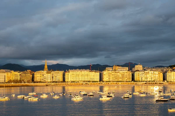 Здания Площади Плая Конча Сан Себастьяне Испания Освещены Последними Лучами — стоковое фото
