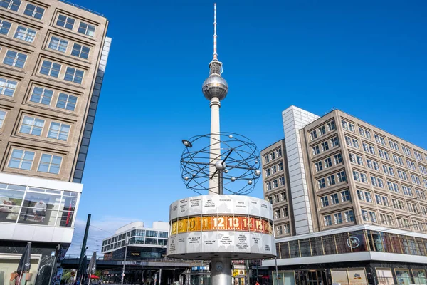 2021年6月27日 带有世界时钟的亚历山大广场是重新统一柏林的主要交通枢纽之一 — 图库照片