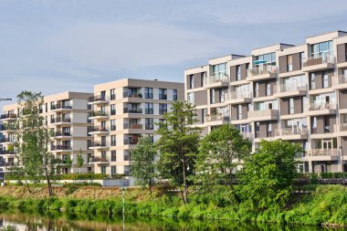 Berlin, Almanya 'da görülen küçük bir kanalda konut geliştirme alanı